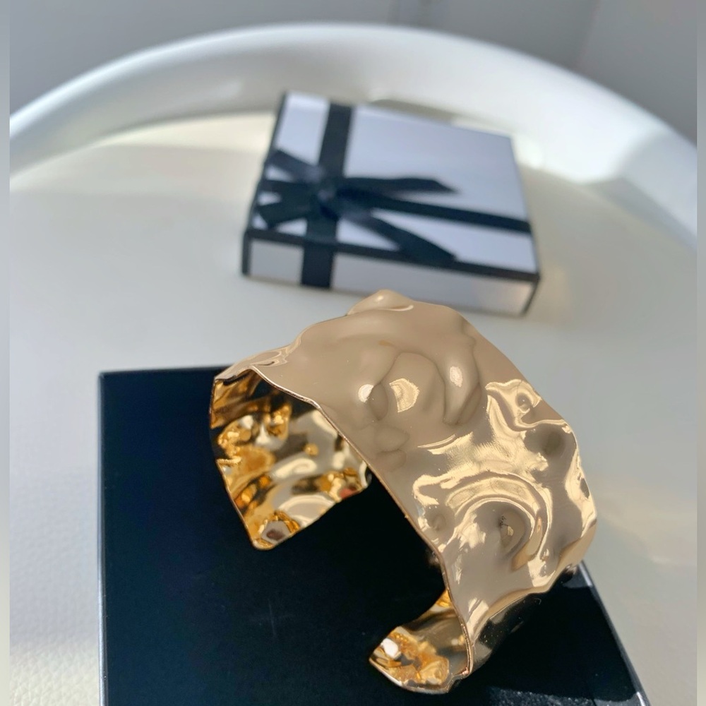 STATEMENT CUFF BRACELET IN GOLD